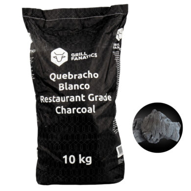 črna vreča quebracho blanco oglja na beli podlagi