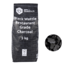 črna vreča južnoafriškega oglja black wattle na beli podlagi