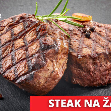 pečen steak na žaru z odtisi rešetk na črni podlagi.