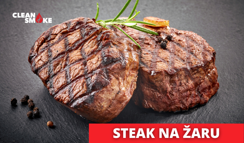 pečen steak na žaru z odtisi rešetk na črni podlagi.