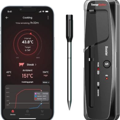 Brezžični termometer ThermoPro TP961 črne barve vzet iz etuija zraven črnega telefona ki prikazuje aplikacijo preko katere se lahko kontrolira